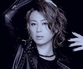 氷川きよし、ツリーの前で黒ファッション着こなす姿に「美しすぎる」「すべて受けとめたい」など反響