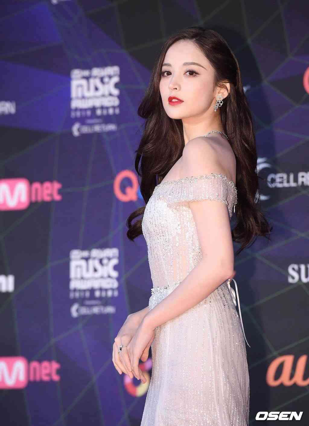 小嶋陽菜、中国で受賞！真っ赤なドレス姿で圧巻の着こなしも