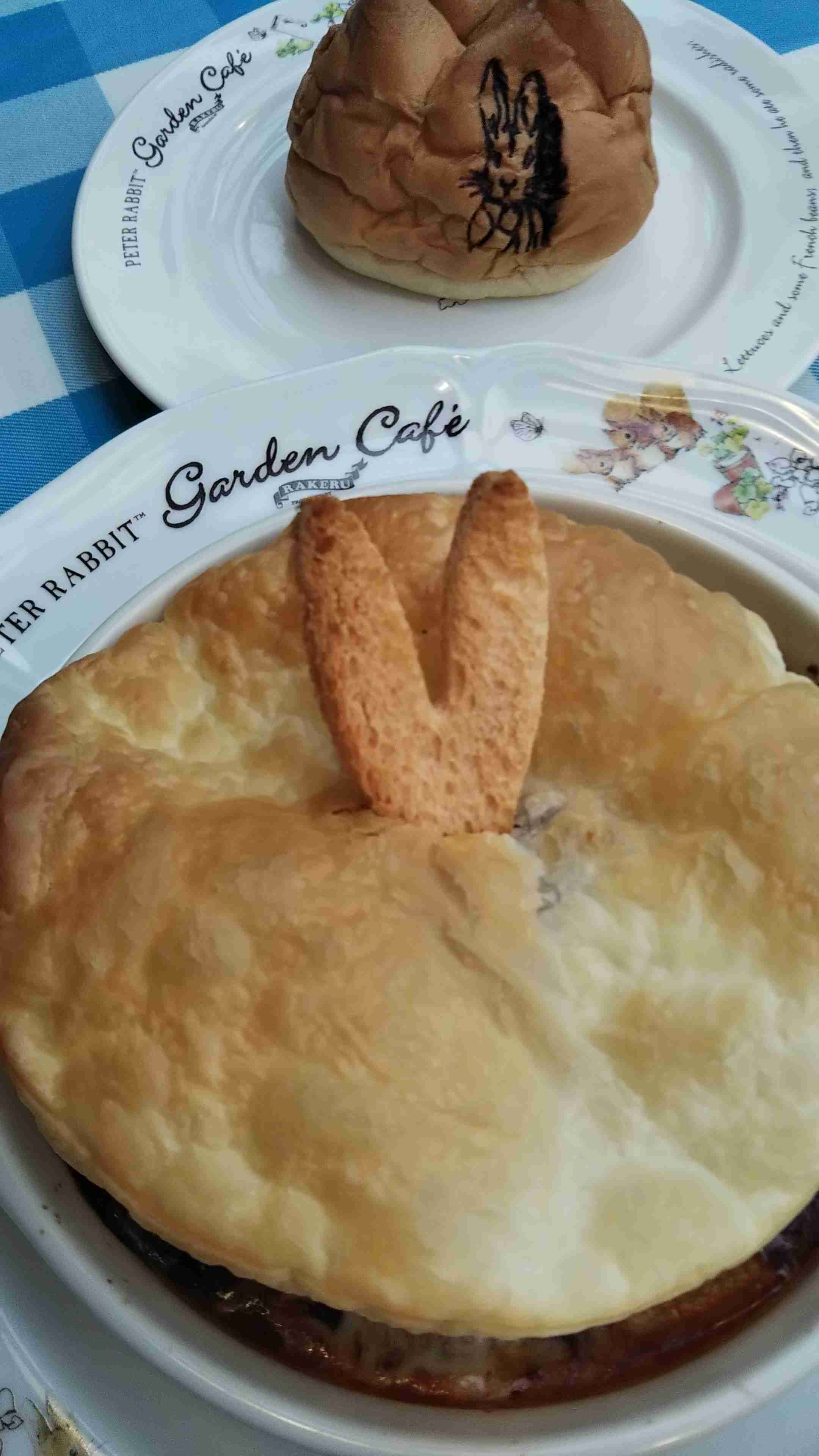 ピーターラビットカフェの「おとうさん？のパイ」にネット騒然　何の肉なの？運営に聞いてみた