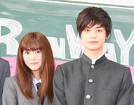 「異次元の小顔」「ほぼ10頭身」桐谷美玲、パリでの美麗ショットに称賛続々