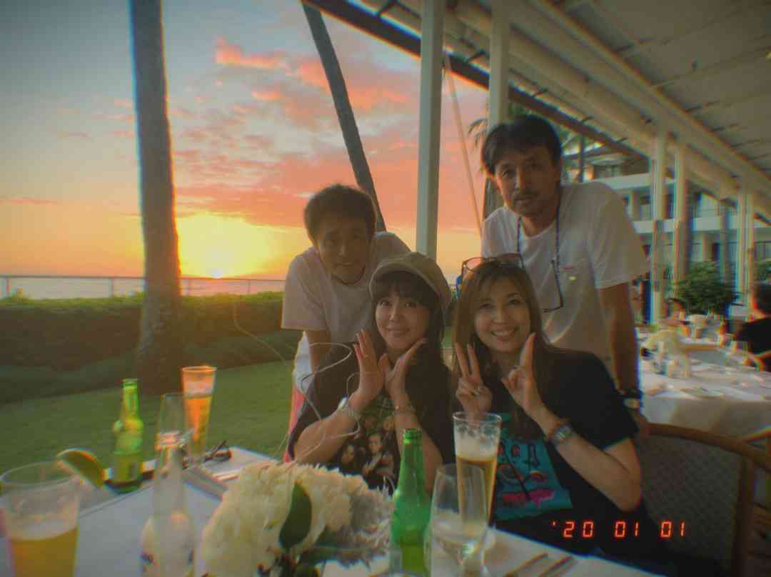 小川菜摘　夫・浜田雅功と正月休暇でハワイに…写真も投稿、仲良し夫妻と4人で夕日を背景に
