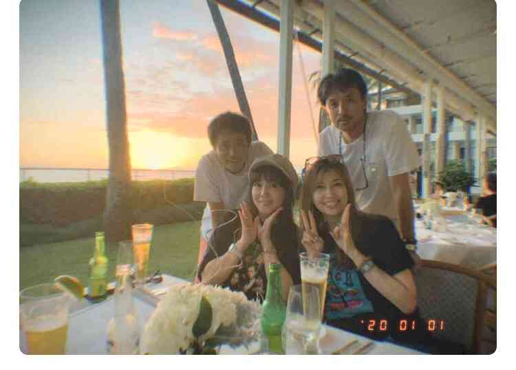 小川菜摘　夫・浜田雅功と正月休暇でハワイに…写真も投稿、仲良し夫妻と4人で夕日を背景に