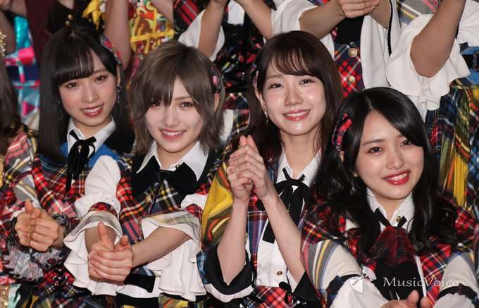 柏木由紀、肩出し×網タイツの“あざとい”ショット「いい女」「萌え袖最高」