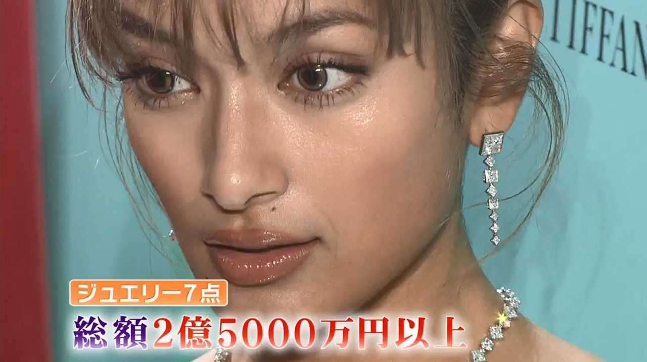 ローラ×こんまり、異色コラボ 着物で「Numero TOKYO」表紙