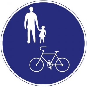 【新宿】どっちが悪い？スクールバスが自転車に幅寄せ！しかし自転車乗りの行動にバス運転手も激怒！