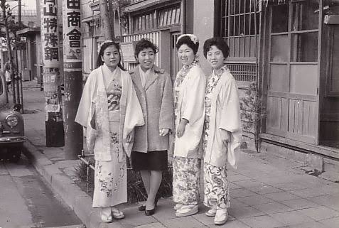 【画像】48年前（1972年）の仕事始めの写真が話題　着物姿の電話交換手など