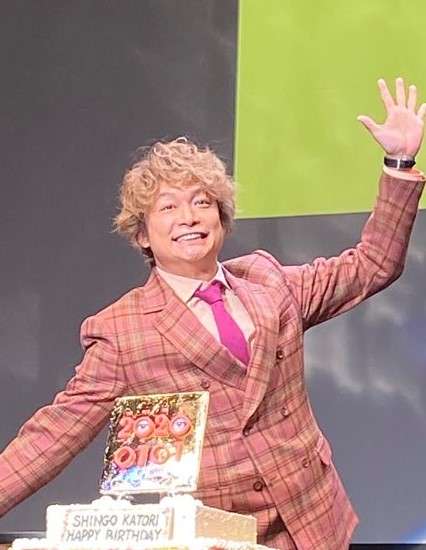 香取慎吾、43歳誕生日ショットに「インスタ映え凄すぎ」「おめでとうで溢れてる」の声