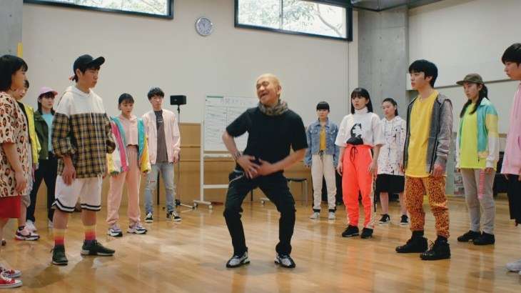 「お腹痛い人みたい」ローラのお洒落ショット、思わぬツッコミで盛り上がりみせる