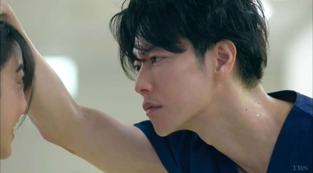 佐藤健、メガネ姿の微笑みショット「ドキドキして死にそう」「笑顔の破壊力」