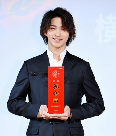 佐藤健、メガネ姿の微笑みショット「ドキドキして死にそう」「笑顔の破壊力」