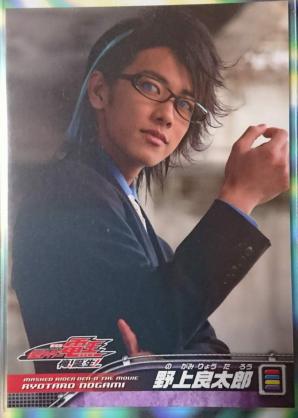 佐藤健、メガネ姿の微笑みショット「ドキドキして死にそう」「笑顔の破壊力」