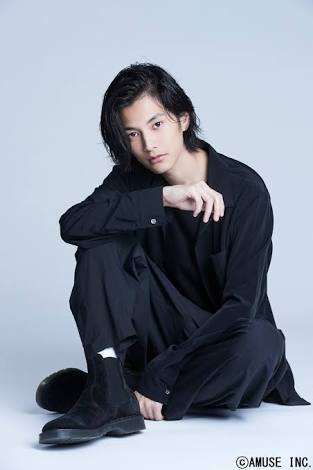 佐藤健、メガネ姿の微笑みショット「ドキドキして死にそう」「笑顔の破壊力」