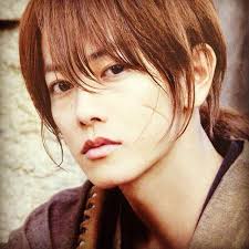 佐藤健、メガネ姿の微笑みショット「ドキドキして死にそう」「笑顔の破壊力」