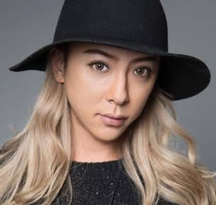 平祐奈、チェック柄の帽子×ヒョウ柄トップス…“ド派手ファッション”に自虐ツッコミ