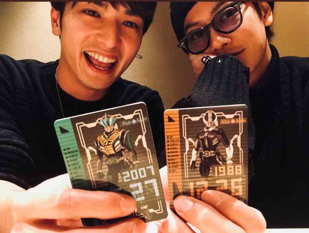 佐藤健に見つめられ上白石萌音が照れ笑いするオフショットに「私も見つめられたい」「羨ましすぎ」と反響