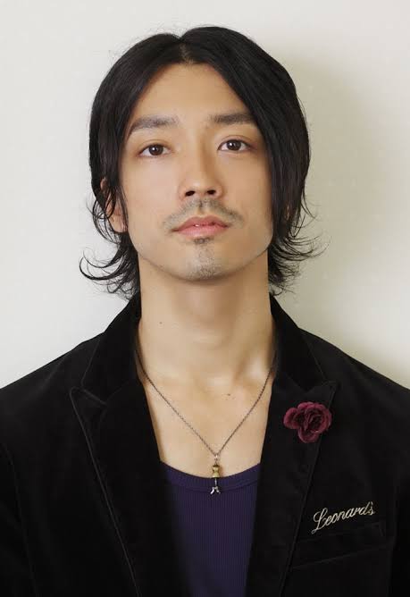 佐藤健に見つめられ上白石萌音が照れ笑いするオフショットに「私も見つめられたい」「羨ましすぎ」と反響