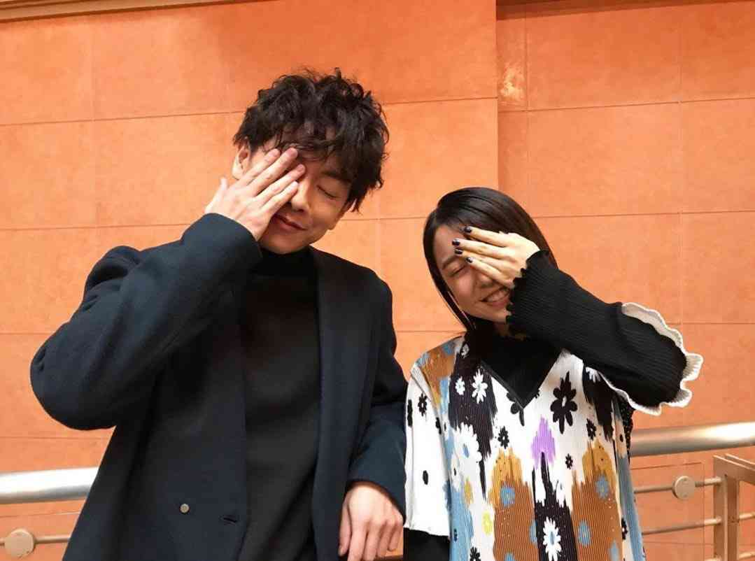 佐藤健に見つめられ上白石萌音が照れ笑いするオフショットに「私も見つめられたい」「羨ましすぎ」と反響