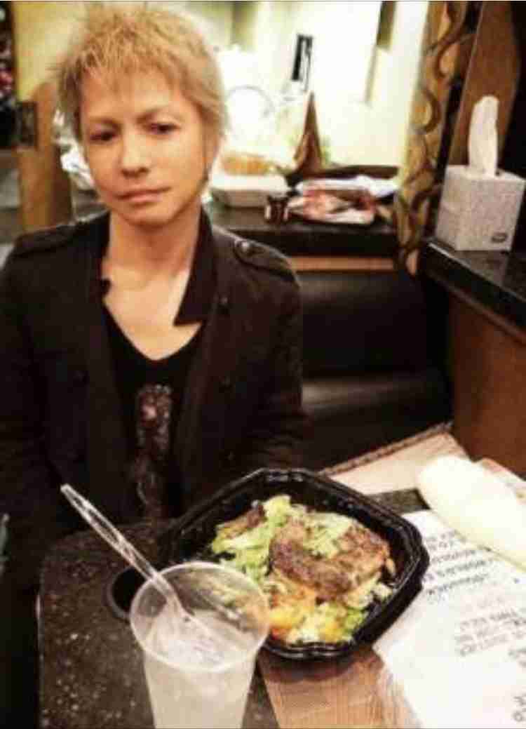 「二人とも若っ！」YOSHIKI、HYDEの誕生日を祝福＆2SHOT公開に反響「ちっとも歳とらない」