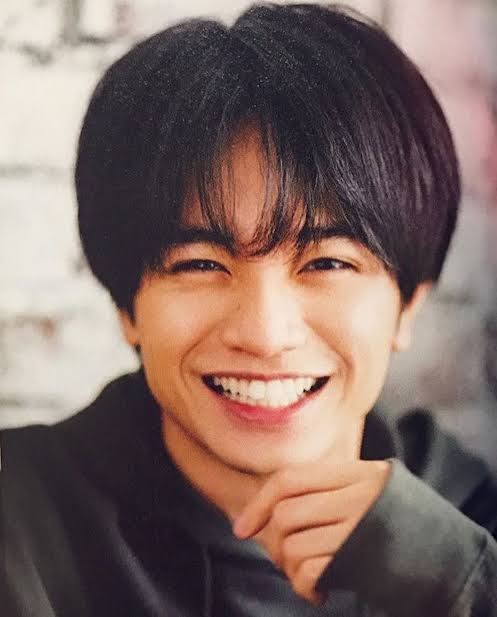 頭のハチが張ってる人