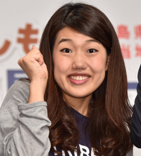 頭のハチが張ってる人