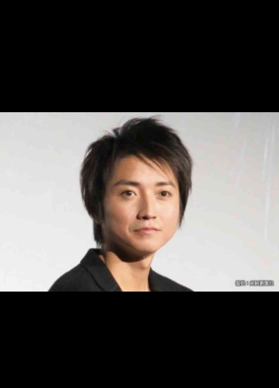 頭のハチが張ってる人