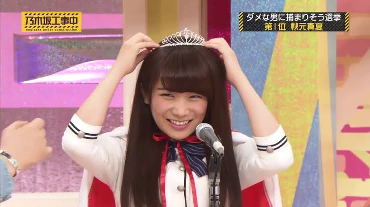 頭のハチが張ってる人
