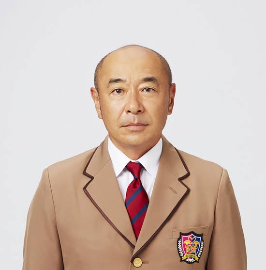 頭のハチが張ってる人