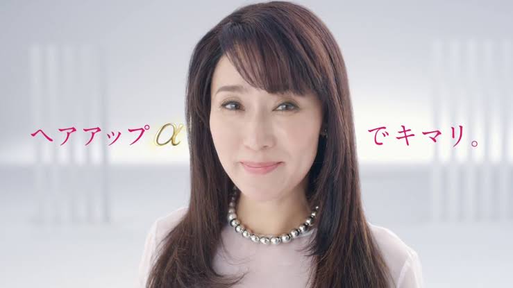 頭のハチが張ってる人