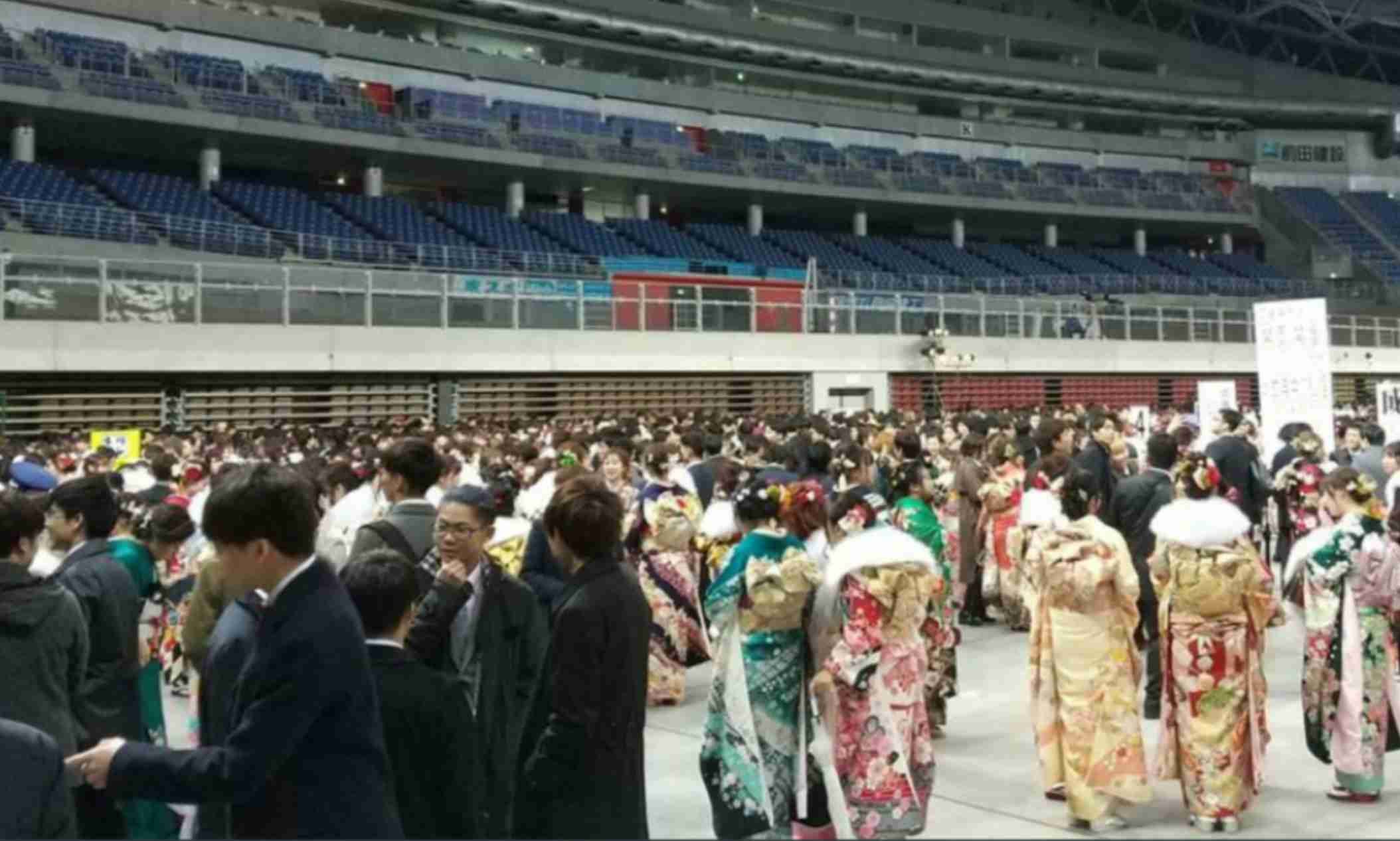 派手な衣装や幟旗…北九州市で成人式 式典進行は妨げず