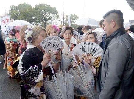 派手な衣装や幟旗…北九州市で成人式 式典進行は妨げず