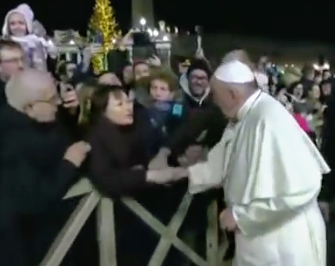ローマ教皇が謝罪　手離さなかった女性の手をたたく