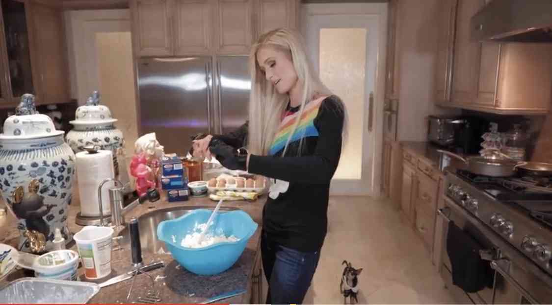 パリス・ヒルトンがYouTubeで料理番組 想像通りの仕上がりに