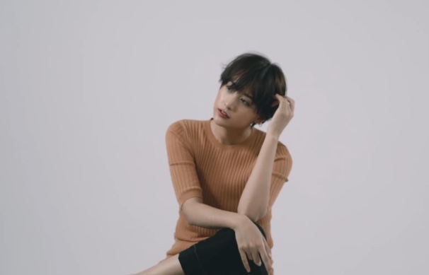 ショートカットの山本美月、私服ショットに称賛の声「スタイル抜群」「超タイプです」