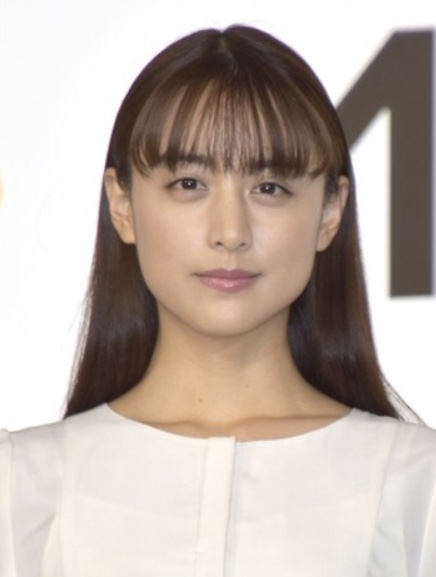 ショートカットの山本美月、私服ショットに称賛の声「スタイル抜群」「超タイプです」