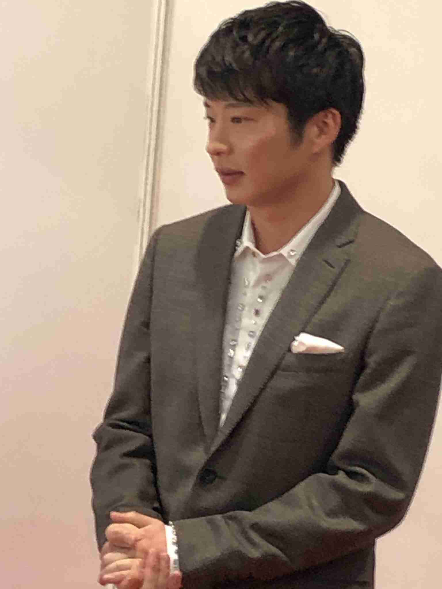 田中圭、ムック本を発表 寝顔・スーツ姿…“初出し”オフショットも