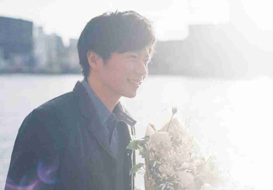 田中圭、ムック本を発表 寝顔・スーツ姿…“初出し”オフショットも
