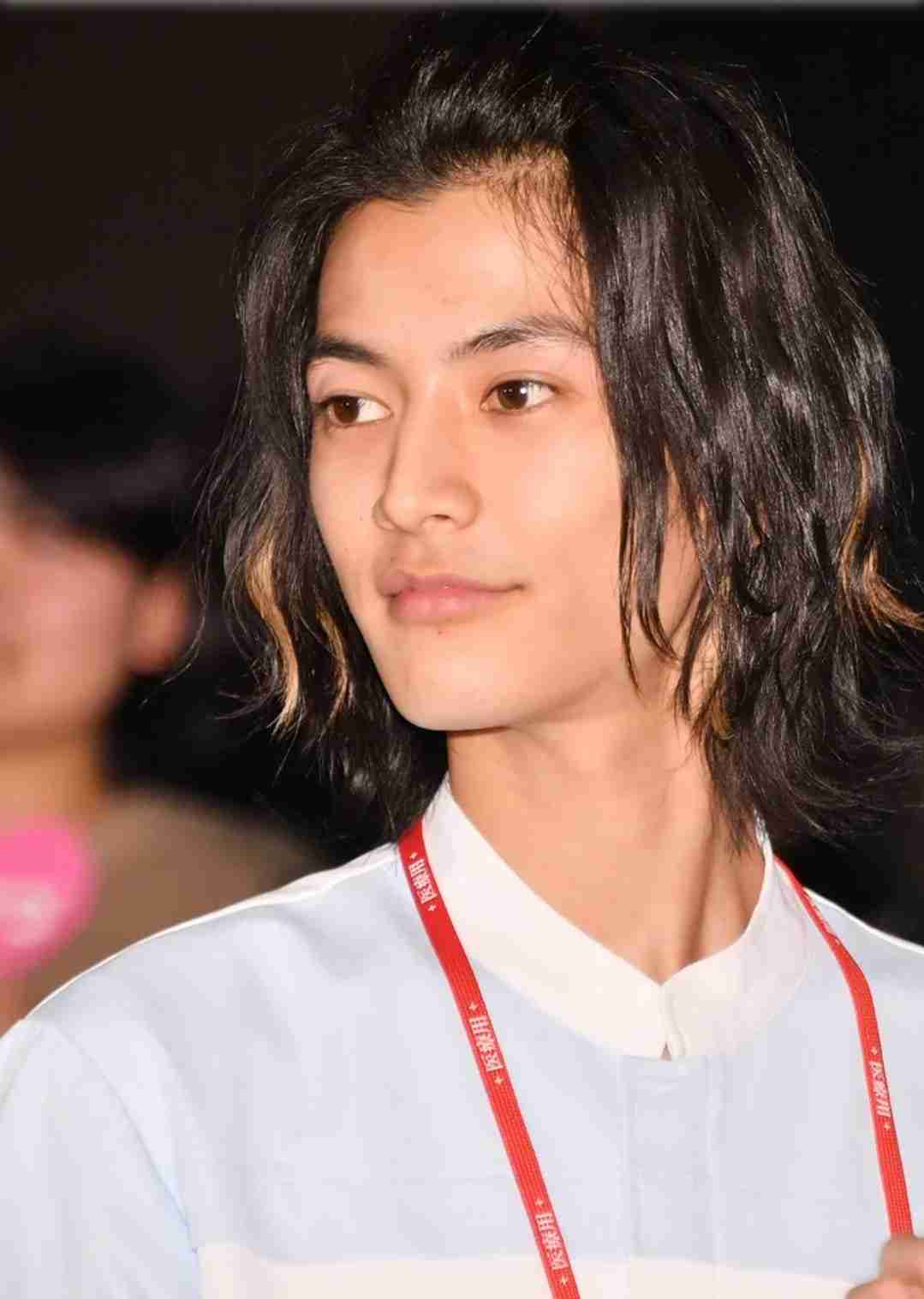 佐藤健、突然胸タッチ “魔王”キャラでミキ昴生翻弄「抱かれたいです」<恋はつづくよどこまでも>