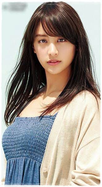 山本美月、寝転び