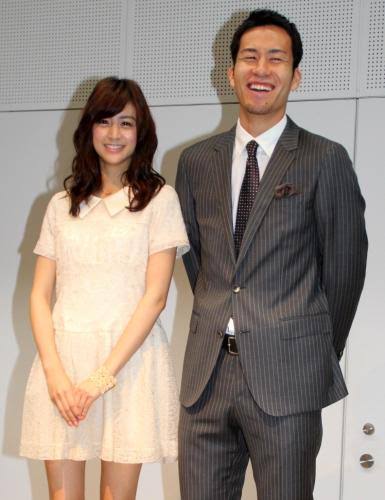 山本美月、寝転び