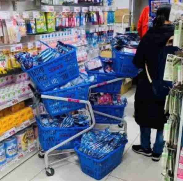 『精神状態も限界』 マスク売り場店員の「悲痛な叫び」に言葉を失う
