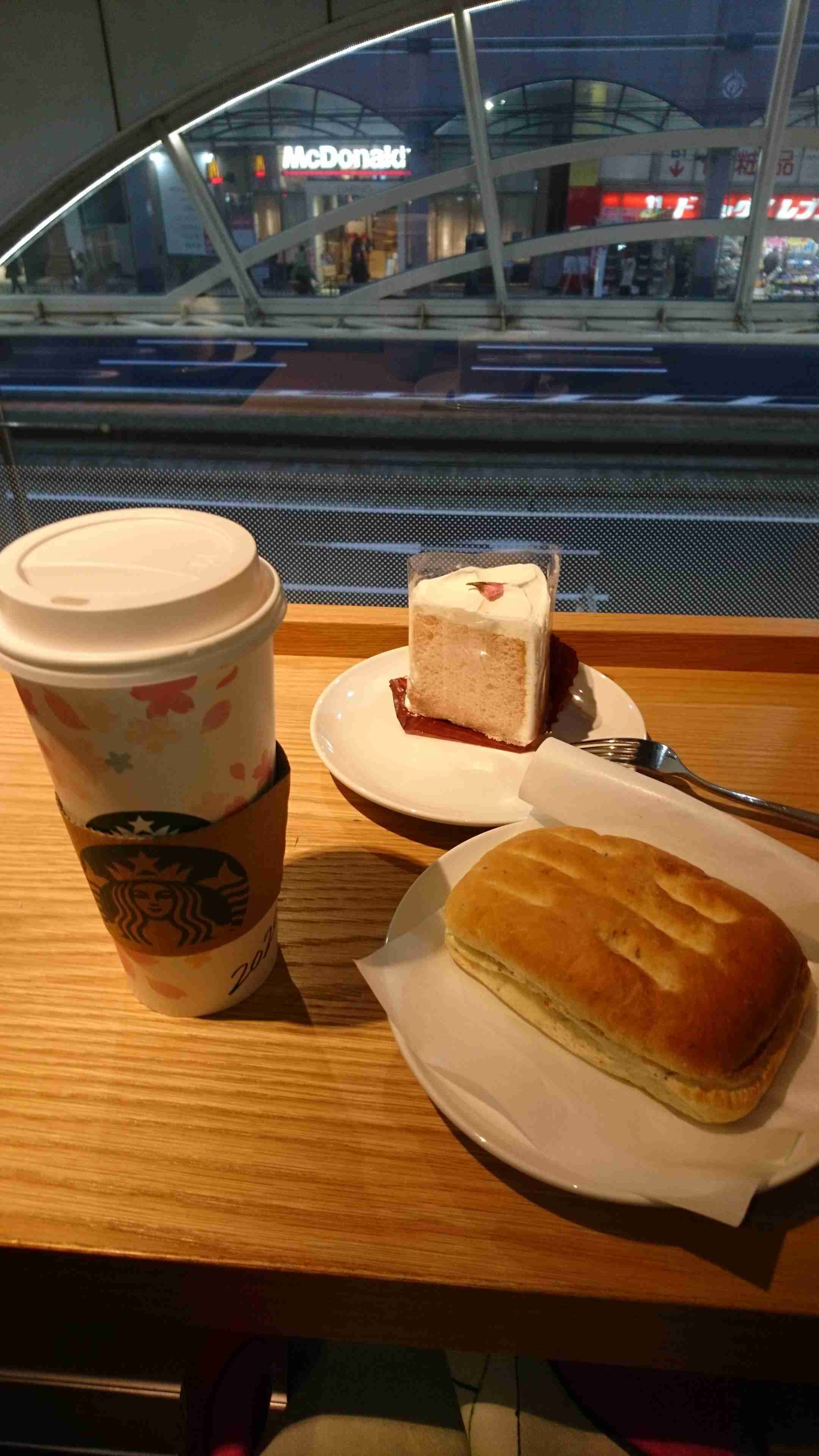 スタバ「さくら さくらんぼ フラペチーノ」さくらんぼの果肉感×ストロベリー風味の隠し味
