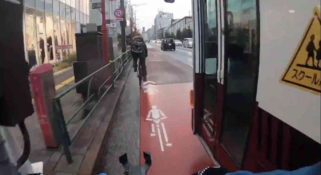【新宿】どっちが悪い？スクールバスが自転車に幅寄せ！しかし自転車乗りの行動にバス運転手も激怒！