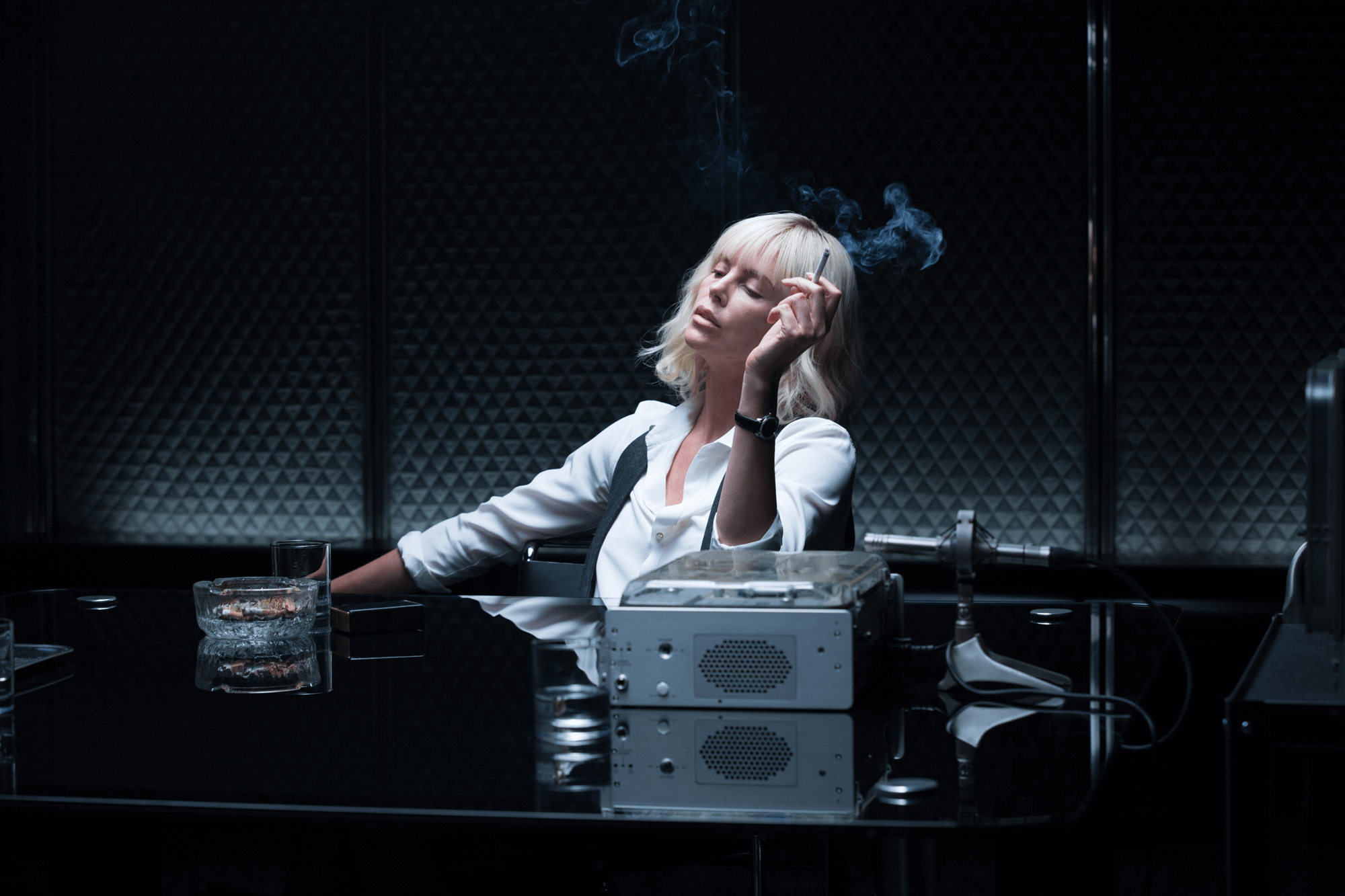 【写真で比較】美魔女シャーリーズ・セロンは10年で顔が変わっていないことが判明！