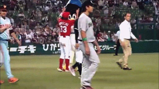 つば九郎と野球選手が一緒に写っている画像