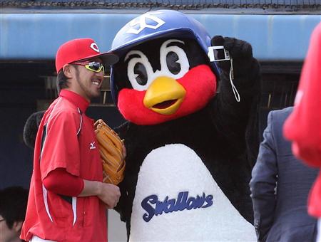 つば九郎と野球選手が一緒に写っている画像