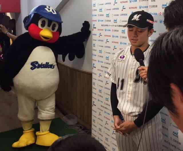 つば九郎と野球選手が一緒に写っている画像