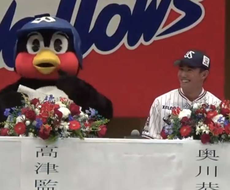 つば九郎と野球選手が一緒に写っている画像