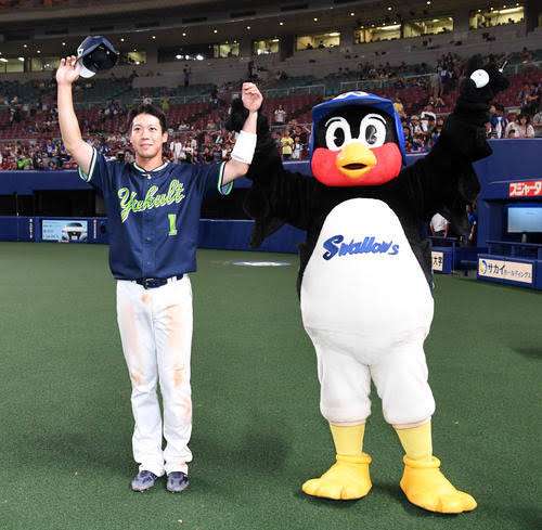 つば九郎と野球選手が一緒に写っている画像