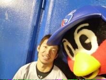 つば九郎と野球選手が一緒に写っている画像