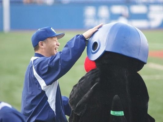 つば九郎と野球選手が一緒に写っている画像